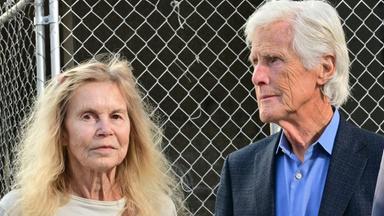 Matthew Perrys Mutter Suzanne Perry und Perrys Stiefvater Keith Morrison treffen am 8. April 2026 im US-Gerichtsgebäude an der First Street in Los Angeles zur Urteilsverkündung gegen die „Ketamin-Königin“  ein. 