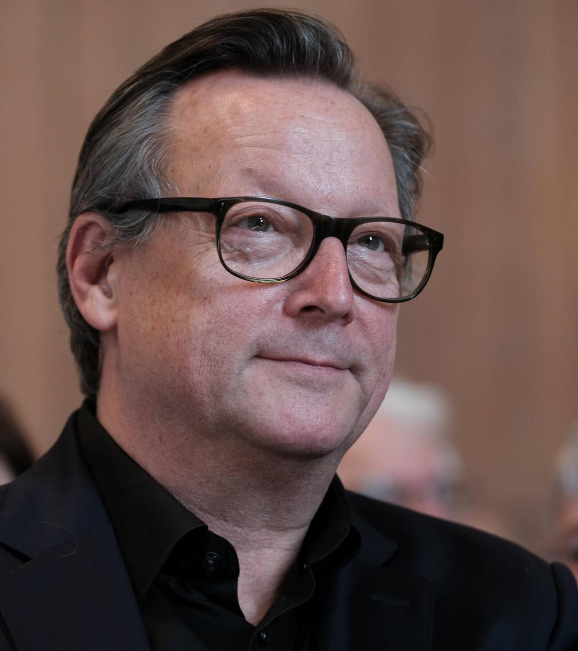 Porträtphoto eines Mannes mit Brille