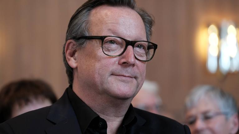 Porträtphoto eines Mannes mit Brille