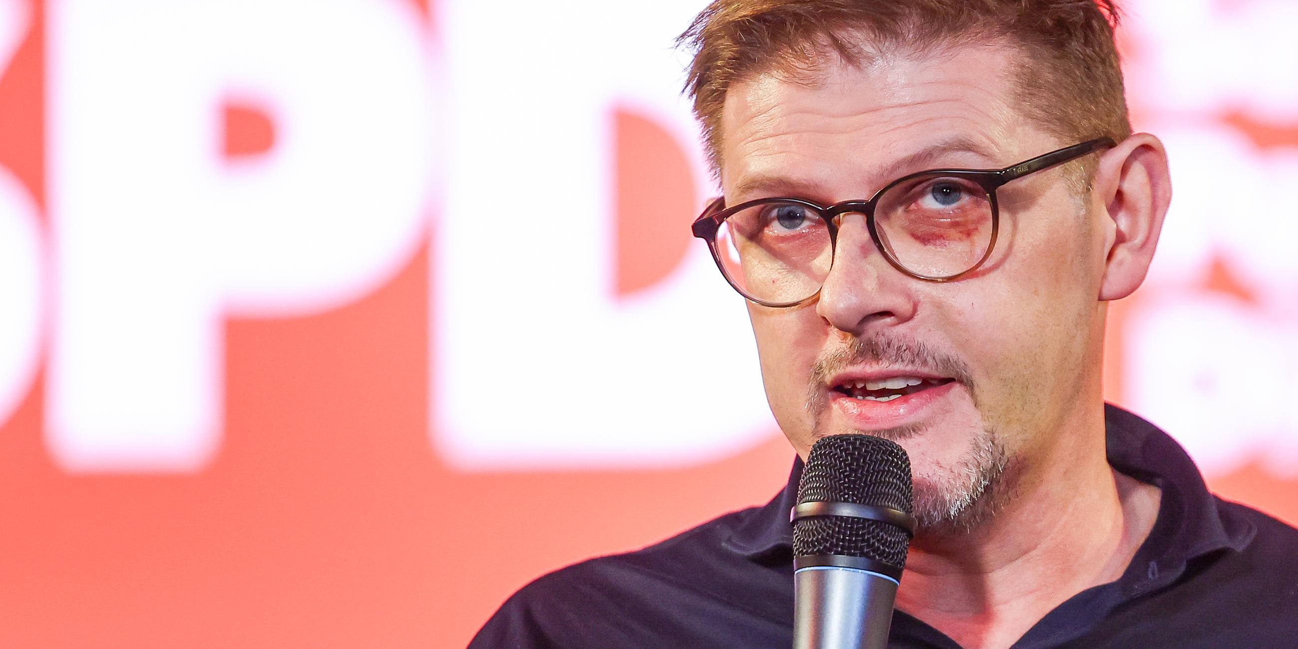 Sachsen, Leipzig: Matthias Ecke (SPD), Europaabgeordneter, spricht während einer Wahlkampfveranstaltung der sächsischen Sozialministerin.