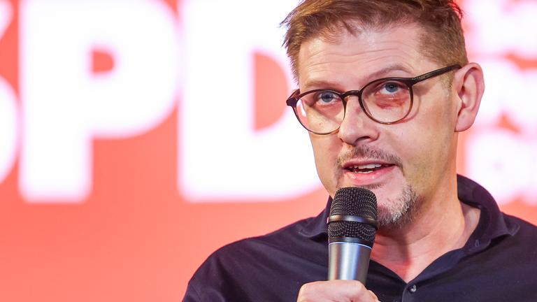 Sachsen, Leipzig: Matthias Ecke (SPD), Europaabgeordneter, spricht während einer Wahlkampfveranstaltung der sächsischen Sozialministerin.