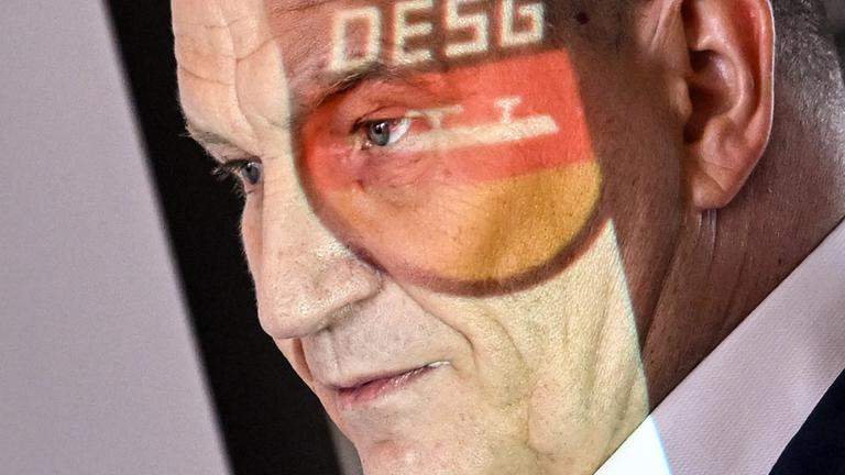 DESG-Präsident Matthias Große spricht bei einer Pressekonferenz der Deutschen Eisschnelllauf- und Shorttrack-Gemeinschaft (DESG) zu Medienberichten um Unregelmäßigkeiten im Verband.