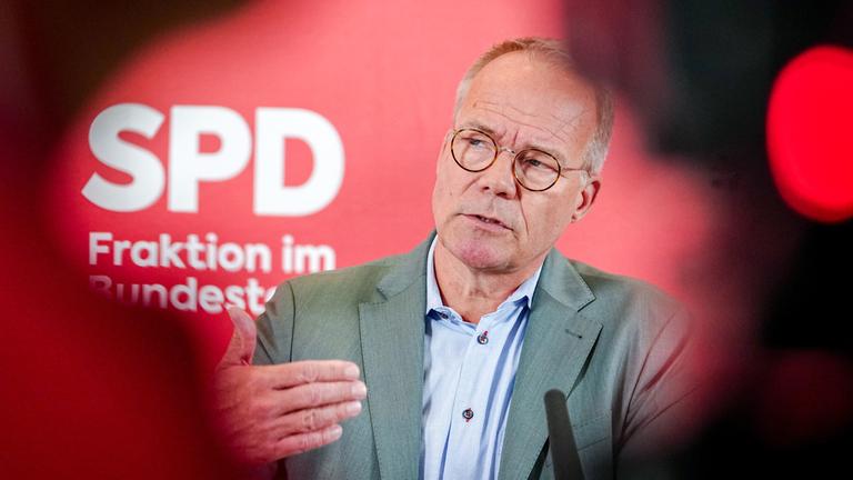 Matthias Miersch, SPD-Fraktionsvorsitzender, gibt eine Pressekonferenz zu Beginn der Fraktionssitzung seiner Partei am 03.06.2025. 