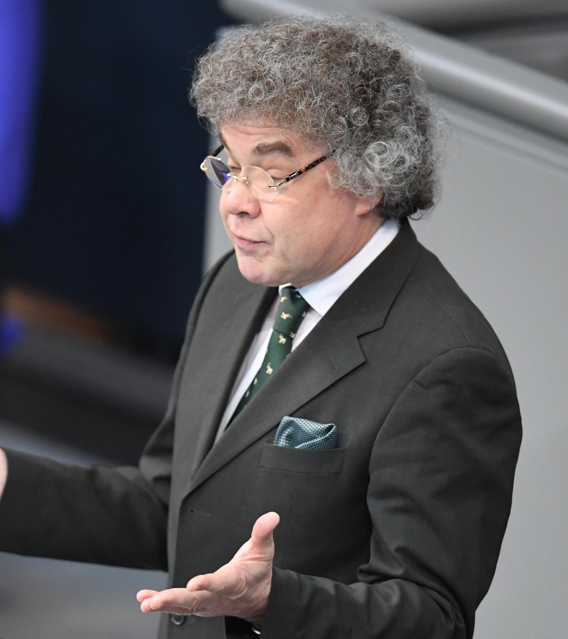 Matthias Moosdorf (AfD) steht am Rednerpult im Bundestag.