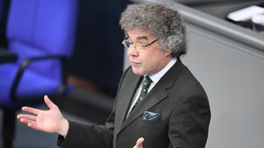 Matthias Moosdorf (AfD) steht am Rednerpult im Bundestag.