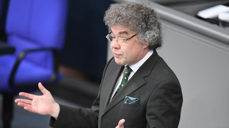 Matthias Moosdorf (AfD) steht am Rednerpult im Bundestag.