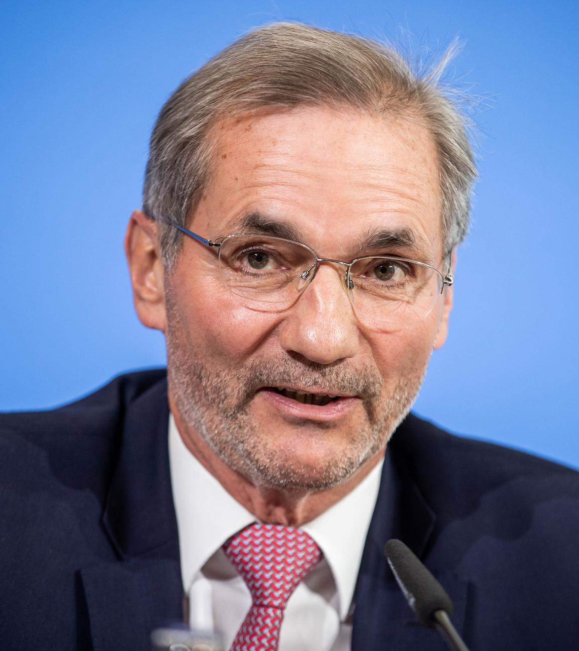 Matthias Platzeck (SPD) aufgenommen bei einer Pressekonferenz.