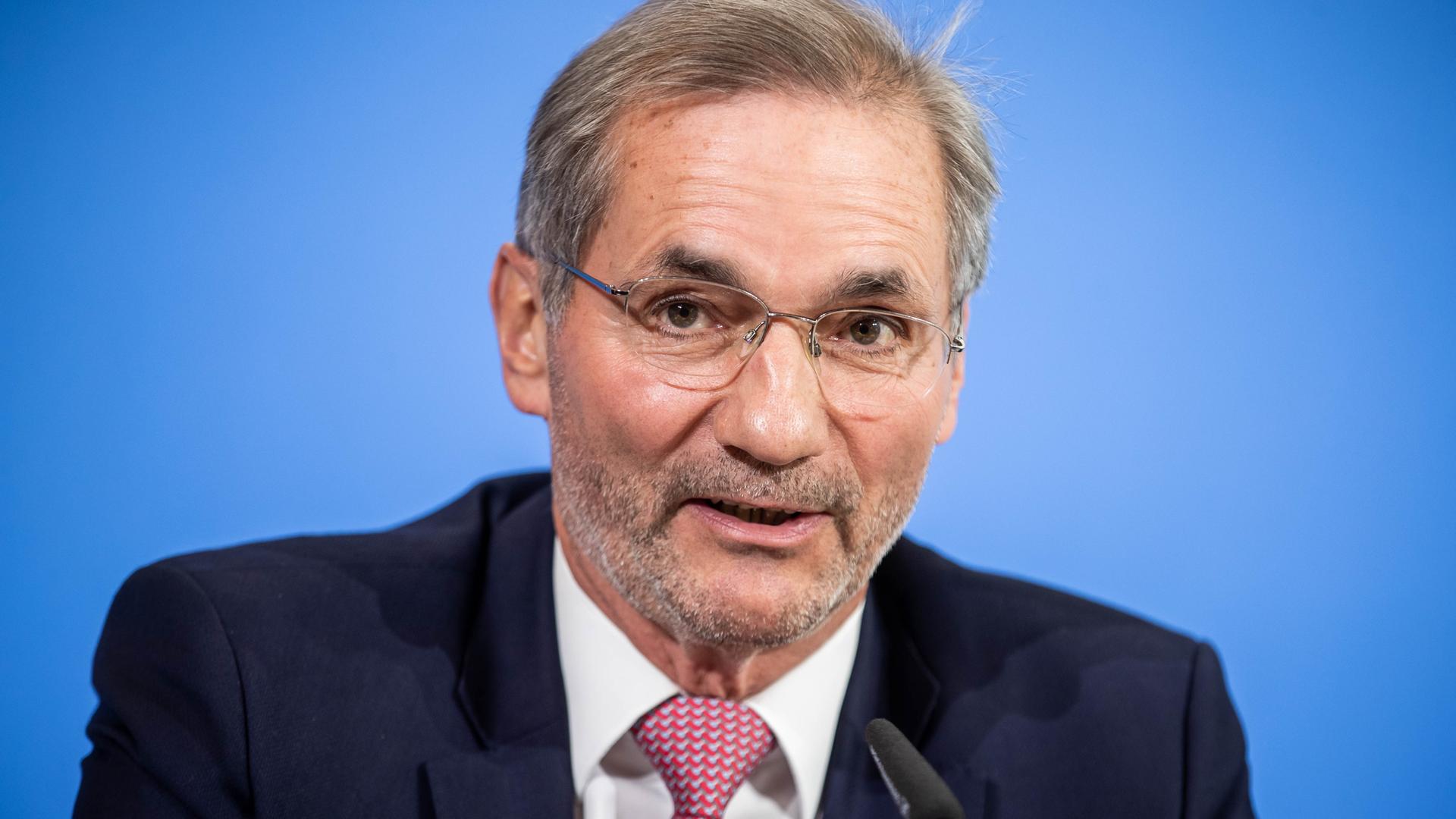 Matthias Platzeck (SPD) aufgenommen bei einer Pressekonferenz.