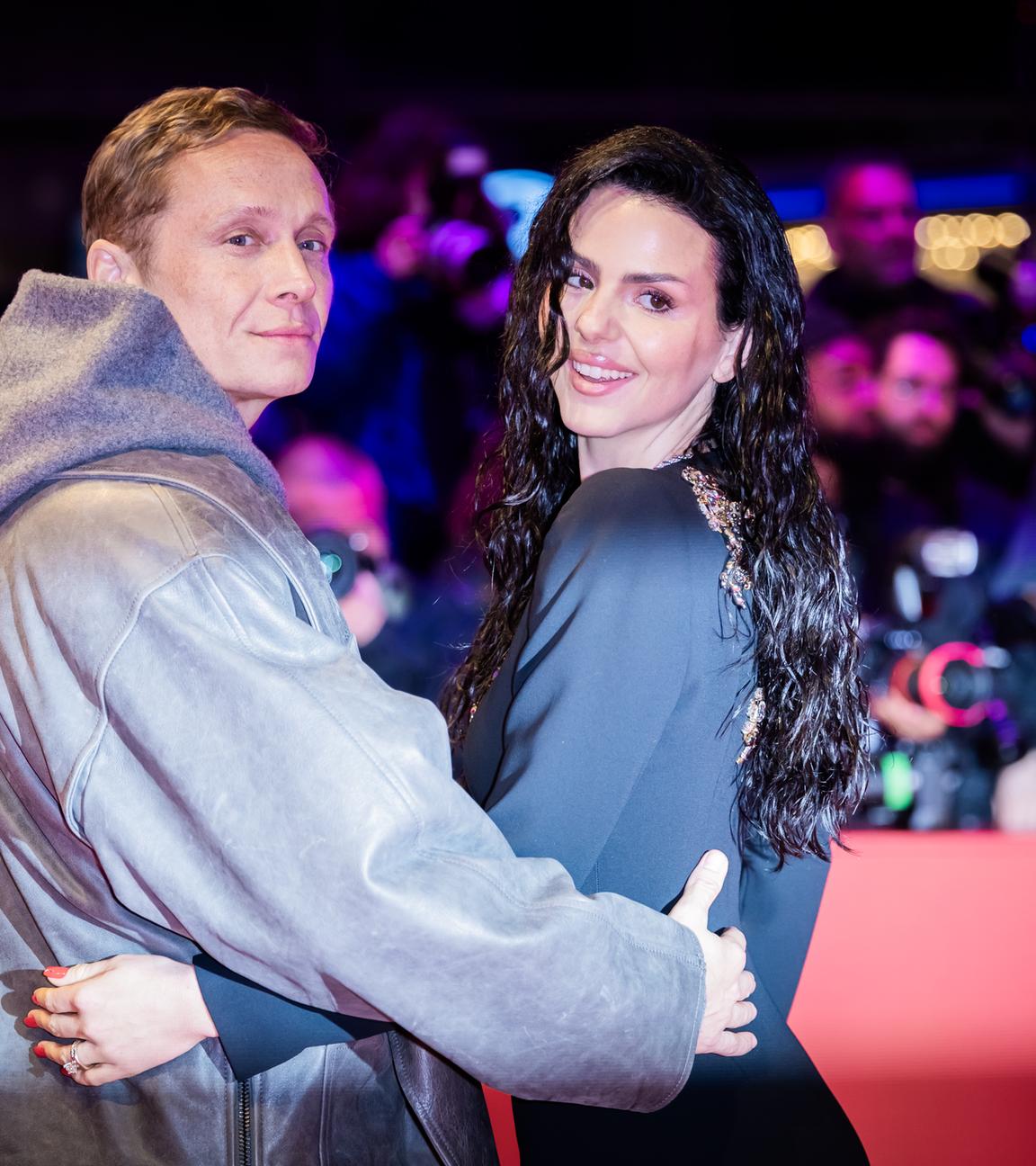 Ruby O. Fee steht Arm in Arm mit Ehemann Matthias Schweighöfer auf dem roten Teppich der Berlinale in Berlin.