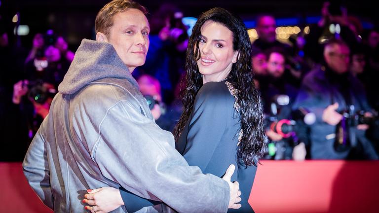 Ruby O. Fee steht Arm in Arm mit Ehemann Matthias Schweighöfer auf dem roten Teppich der Berlinale in Berlin.