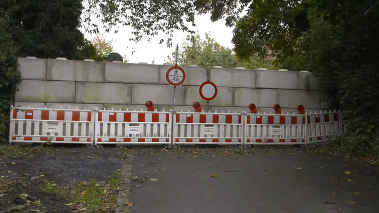 DB mauert Bahnübergänge zu