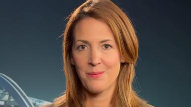 ZDF-Hauptstadtkorrespondentin Andrea Maurer trägt einen Khaki-farbenen Anzug. Sie steht in einem gut beleuchteten ZDF-Nachrichten Studio.
