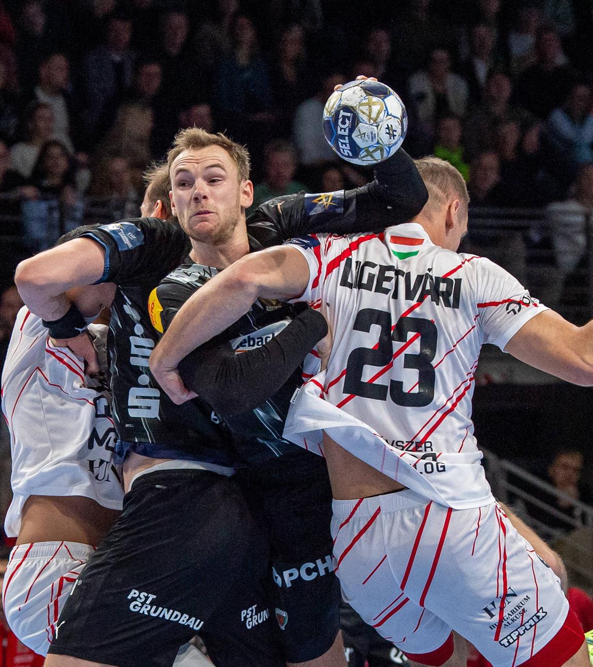  v.l. Ahmed Hesham Elsayed Moham Veszprem, Max Darj Füchse Berlin, Mathias Gidsel Füchse Berlin, Patrik Ligetvari Veszprem