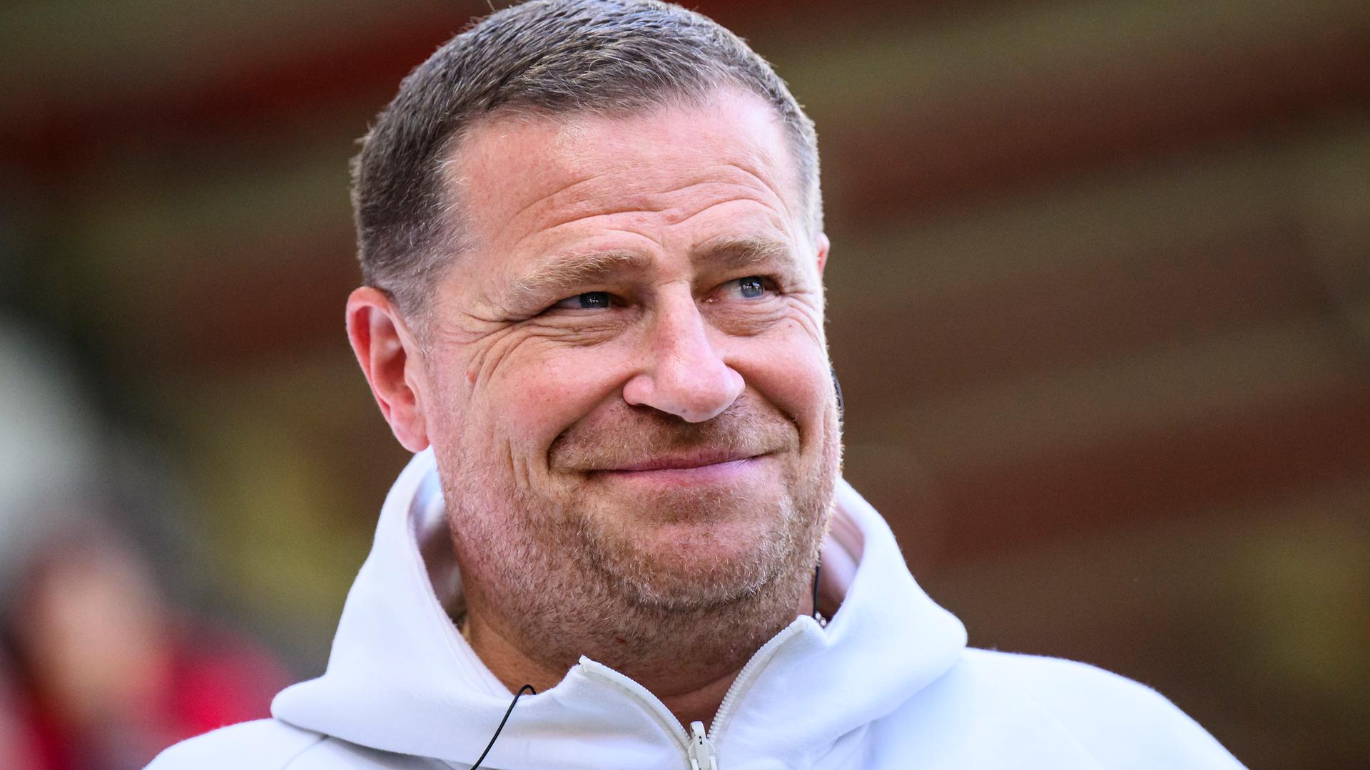 Münchens Sportvorstand Max Eberl steht vor dem Spiel im Stadion.