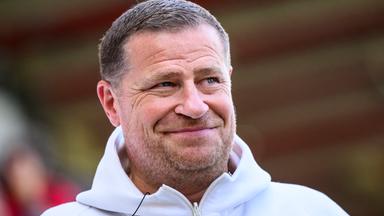 Münchens Sportvorstand Max Eberl steht vor dem Spiel im Stadion.