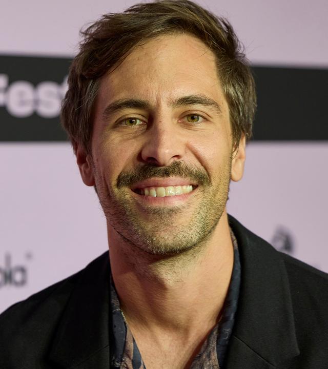 Max Giesinger posiert auf einem Event. 