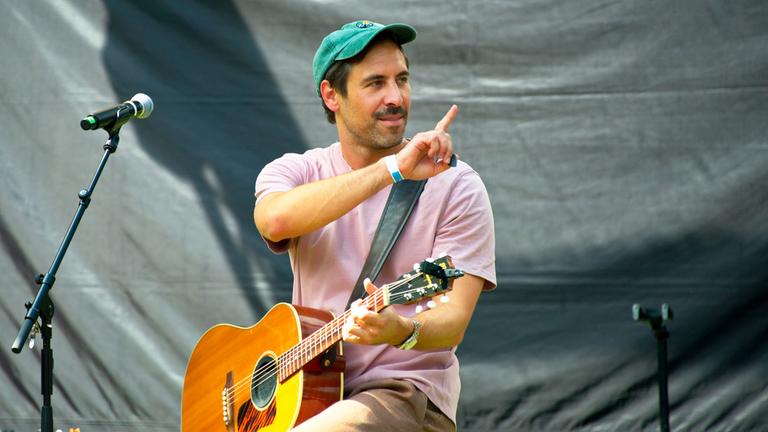 Max Giesinger mit einer Gitarre auf der Bühne