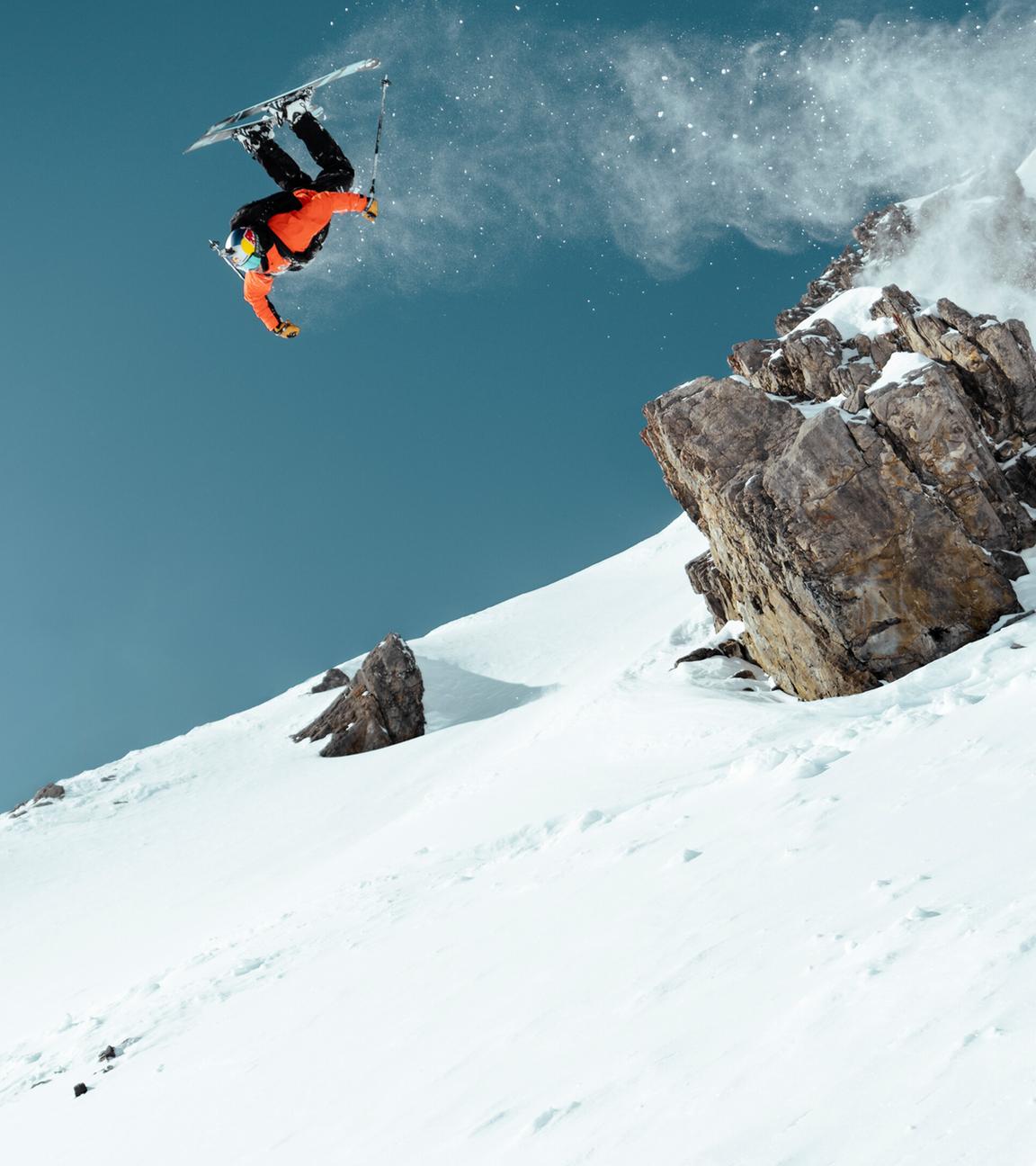 Max Hitzig, Freeride-World-Tour-Gewinner 2024, bei einem Salto vorwärts auf dem Hang in Arlberg