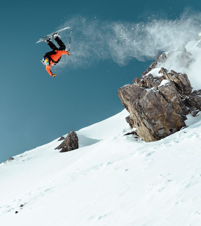 Max Hitzig, Freeride-World-Tour-Gewinner 2024, bei einem Salto vorwärts auf dem Hang in Arlberg