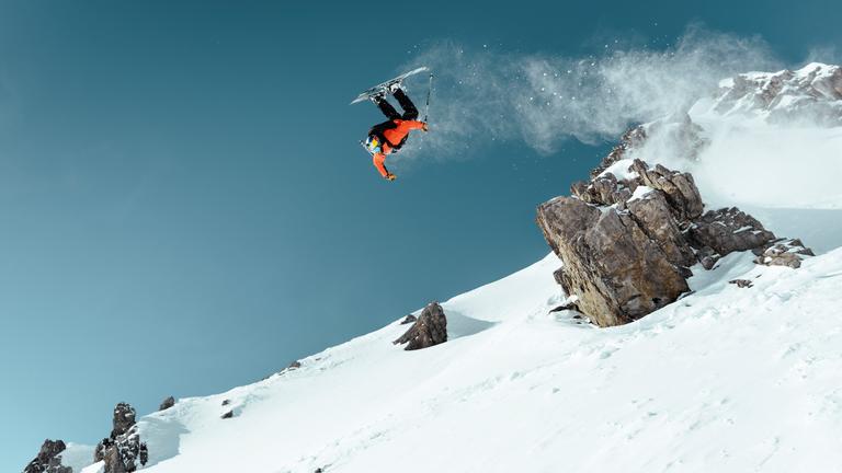 Max Hitzig, Freeride-World-Tour-Gewinner 2024, bei einem Salto vorwärts auf dem Hang in Arlberg