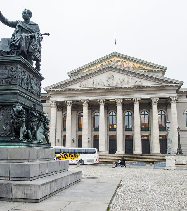 Die Bayrische Staatsoper auf dem Max-Joseph-Platz in München. (Archiv)