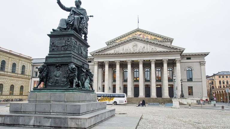 Die Bayrische Staatsoper auf dem Max-Joseph-Platz in München. (Archiv)
