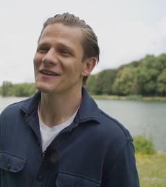 Auf dem Bild zu sehen ist: Schauspieler Max von der Groeben in einer Nahaufnahme 
