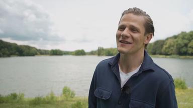 Auf dem Bild zu sehen ist: Schauspieler Max von der Groeben in einer Nahaufnahme 
