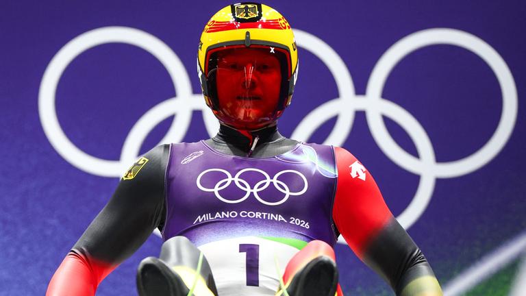 Max Langenhan (Deutschland) beim ersten Lauf im Einsitzer-Rennrodeln der Olympischen Winterspiele 2026.