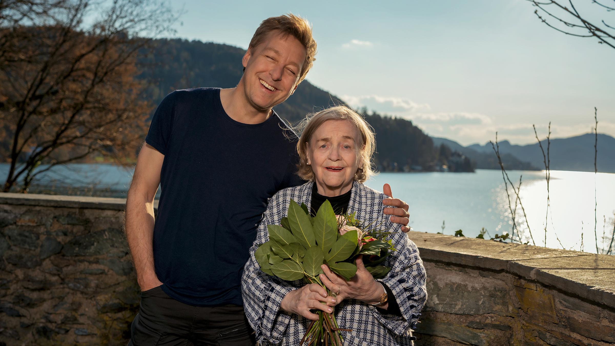 Schauspieler Max Müller, bekannt aus den "Rosenheim-Cops", mit seiner Mutter.
