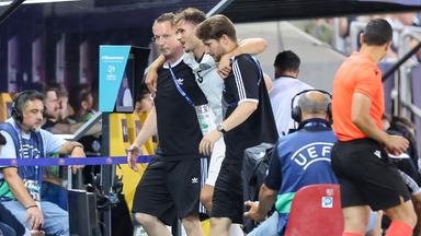 Der verletzte U21-Abwehrchef Max Rosenfelder wird im EM-Halbfinale gegen Frankreich von zwei Betreuern gestützt
