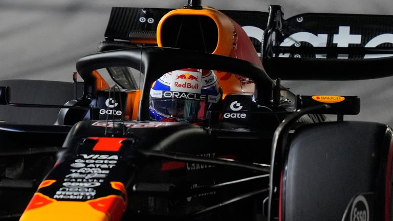 Der niederländische Red-Bull-Fahrer Max Verstappen steuert sein Auto während des zweiten Trainings zum Formel-1-Grand-Prix von Singapur auf dem Marina Bay Street Circuit in Singapur am 03.10.2025.