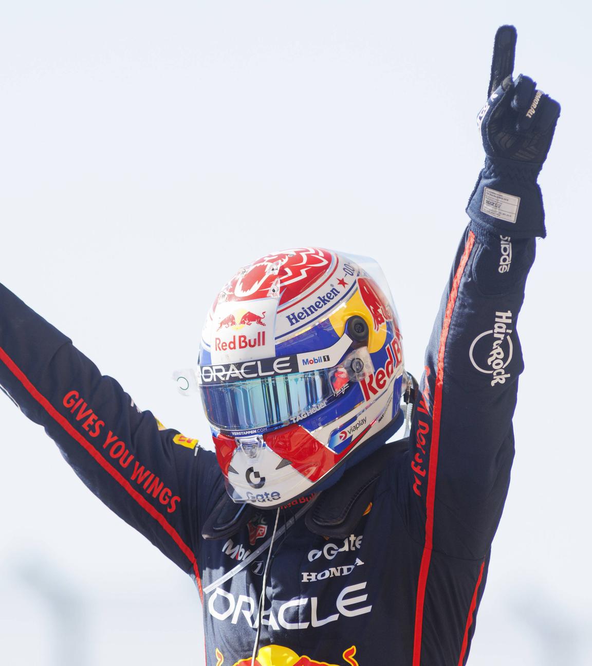 Max Verstappen wirft vor Freude seine Arme in die Luft - er gewinnt die "F1 United States Grand Prix" am 19.10.2025. in Austin, Texas.