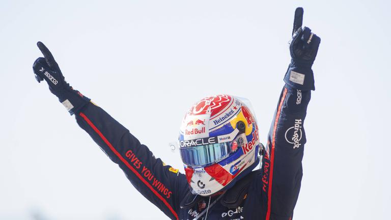 Max Verstappen wirft vor Freude seine Arme in die Luft - er gewinnt die "F1 United States Grand Prix" am 19.10.2025. in Austin, Texas.
