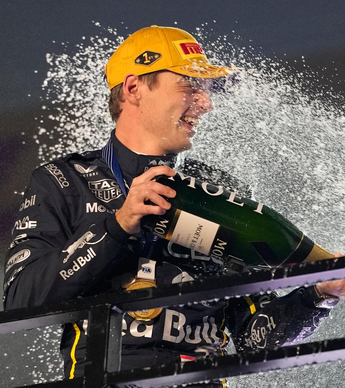 Der niederländische Red-Bull-Fahrer Max Verstappen, der den ersten Platz belegte, feiert nach dem Formel-1-Grand-Prix von Las Vegas.