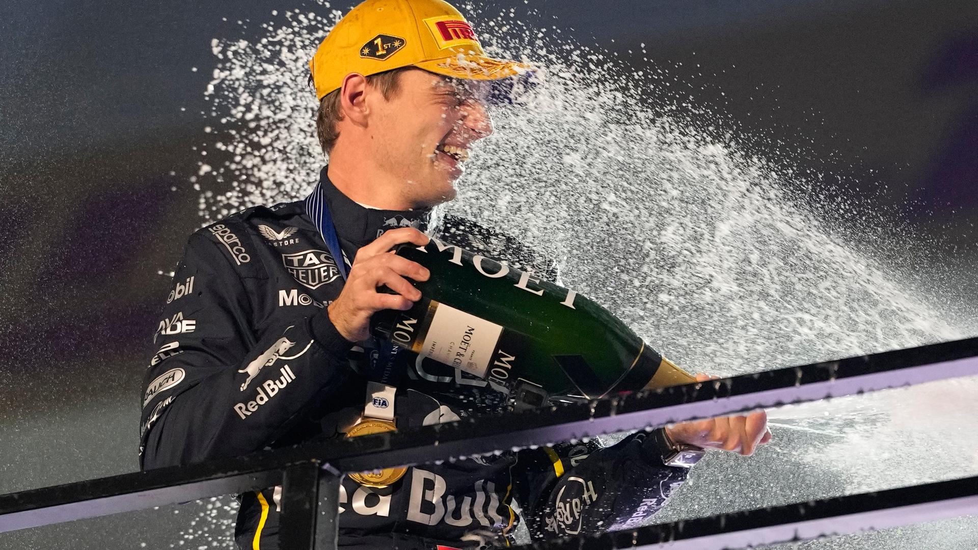 Formel-1-Weltmeister Max Verstappen feiert seinen Sieg beim Großen Preis von Las Vegas mit einer Champagnerdusche.
