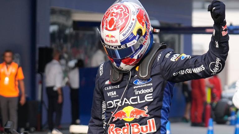Formel-1-Pilot Max Verstappen bejubelt seine herausgefahrene Pole Position beim Großen Preis von Bahrain