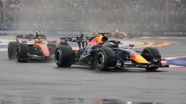 Max Verstappen steuert seinen Wagen vor dem britischen Ferrari-Piloten Lewis Hamilton in Singapur am Samstag, dem 10. Oktober 2026.