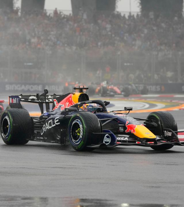 Max Verstappen steuert seinen Wagen vor dem britischen Ferrari-Piloten Lewis Hamilton in Singapur am Samstag, dem 10. Oktober 2026.
