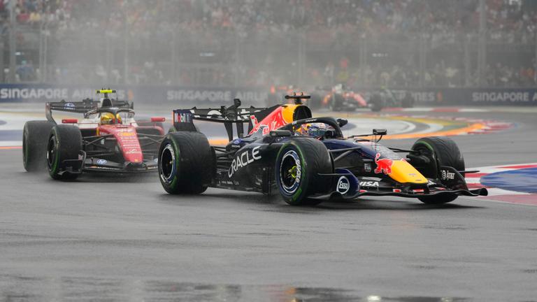 Max Verstappen steuert seinen Wagen vor dem britischen Ferrari-Piloten Lewis Hamilton in Singapur am Samstag, dem 10. Oktober 2026.