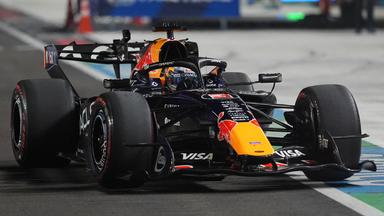 Max Verstappen fährt während des Qualifyings für den Formel-1-Grand-Prix von Singapur auf dem Marina Bay Street Circuit in Singapur am 10. Oktober 2026 in die Boxengasse.