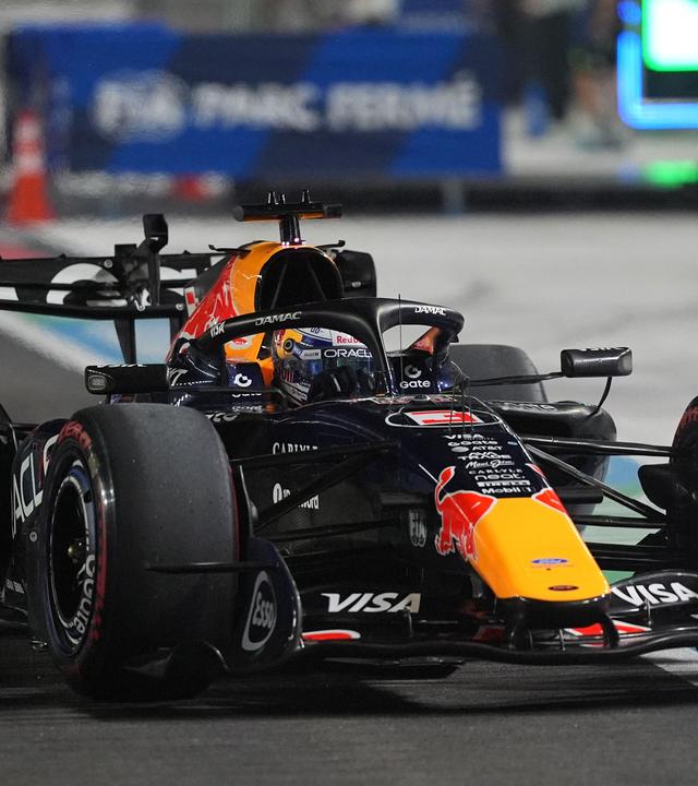 Max Verstappen fährt während des Qualifyings für den Formel-1-Grand-Prix von Singapur auf dem Marina Bay Street Circuit in Singapur am 10. Oktober 2026 in die Boxengasse.
