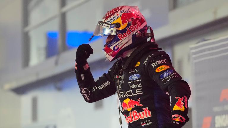 Max Verstappen jubelt nach seinem Sieg beim Formel-1-Grand-Prix von Singapur am Sonntag, dem 11. Oktober 2026.