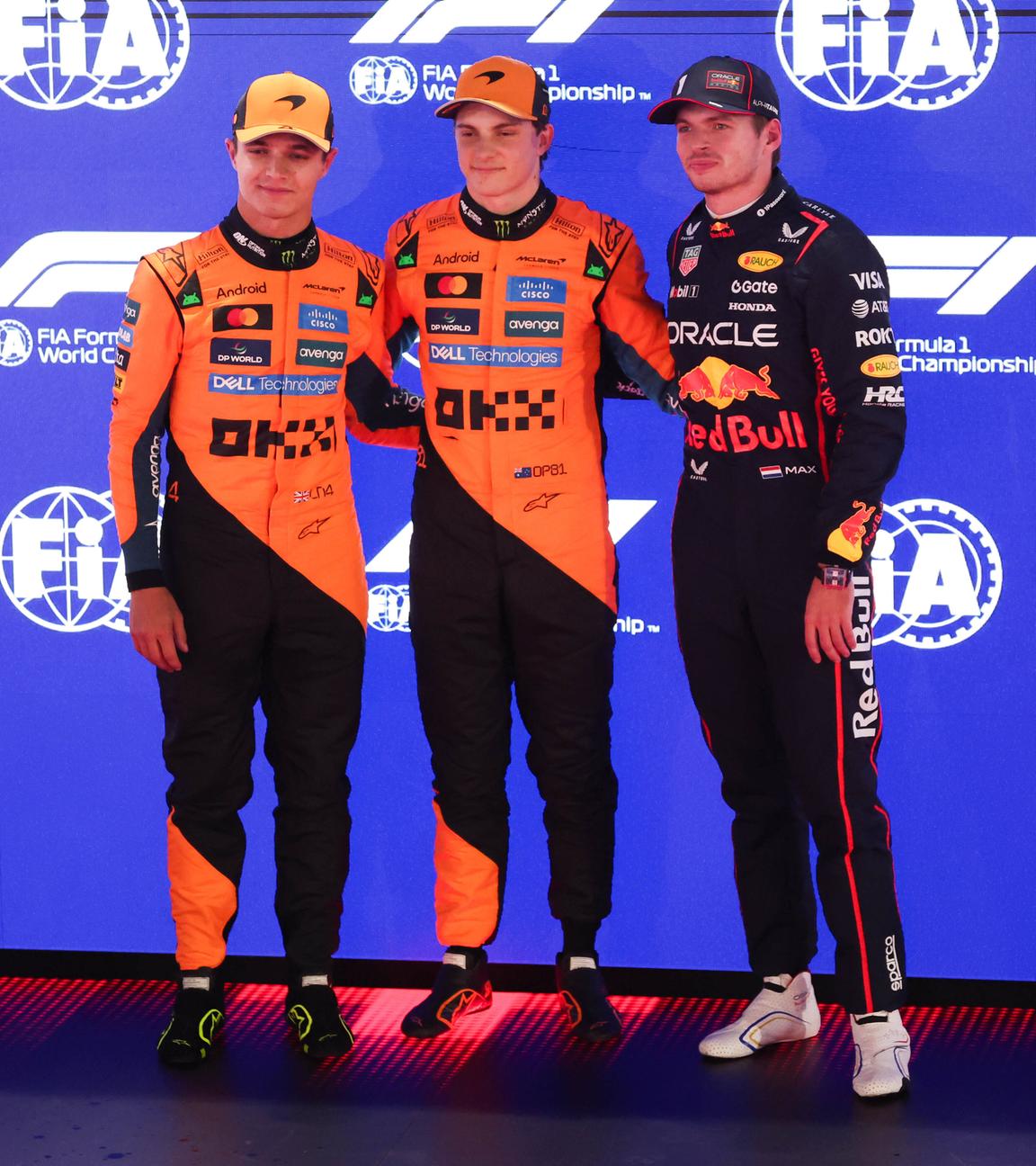 Max Verstappen (rechts), Lando Norris (links) und Oscar Piastri nach dem Qualifying in Katar am 29. November 2025.