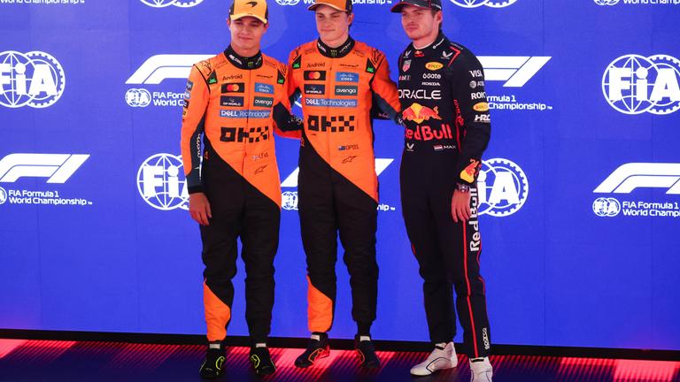 Max Verstappen (rechts), Lando Norris (links) und Oscar Piastri nach dem Qualifying in Katar am 29. November 2025.