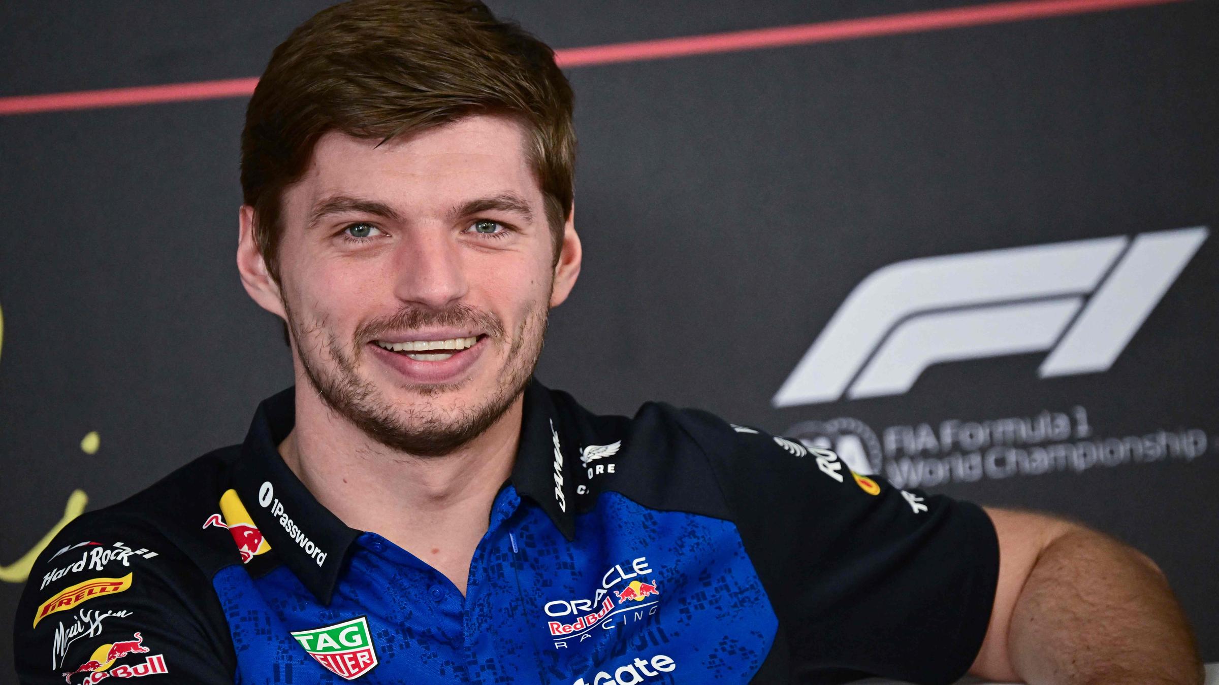 Max Verstappen lachend auf der Pressekonferenz zur Vorbereitung in Bahrain