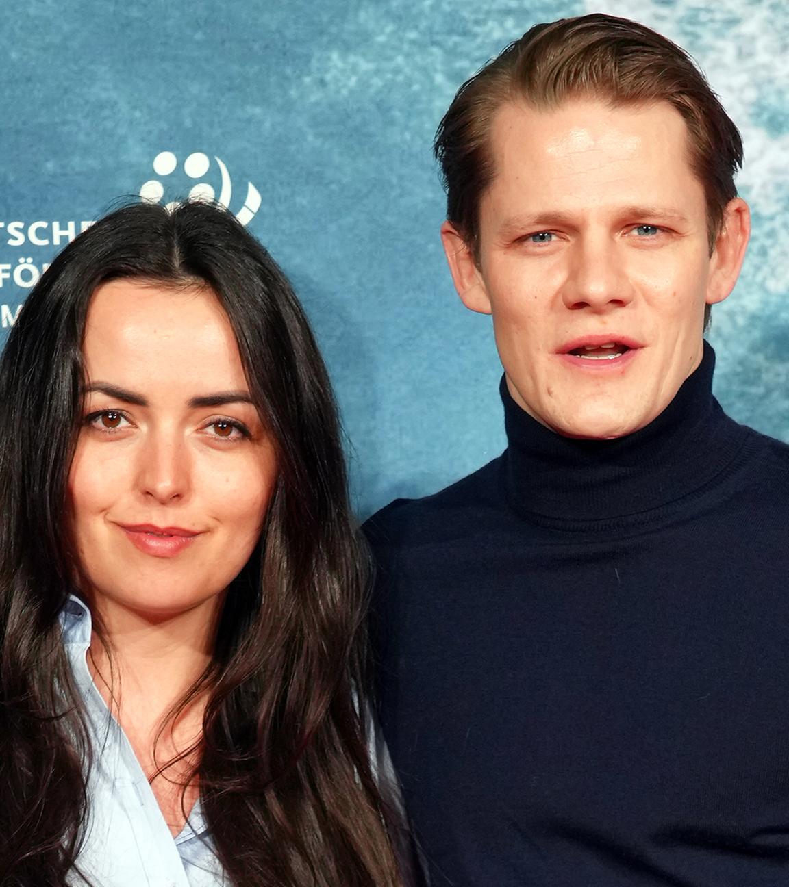 Max von der Gröben posiert mit seiner neuen Freundin Louise Farina auf dem Roten Teppich.