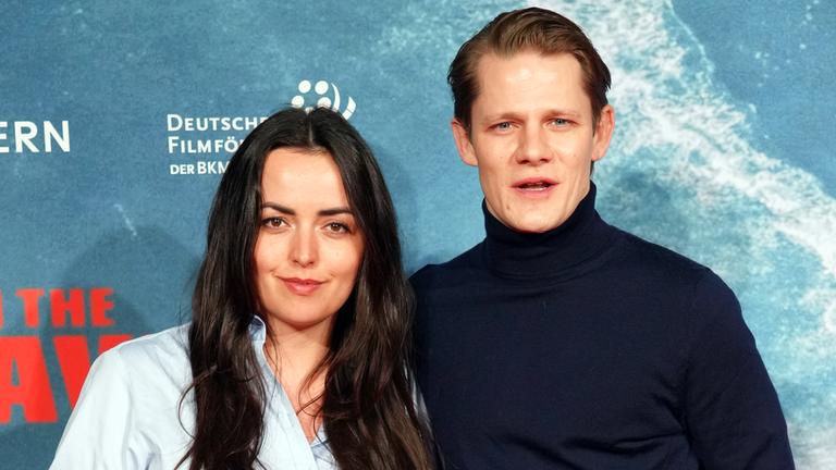 Max von der Gröben posiert mit seiner neuen Freundin Louise Farina auf dem Roten Teppich.