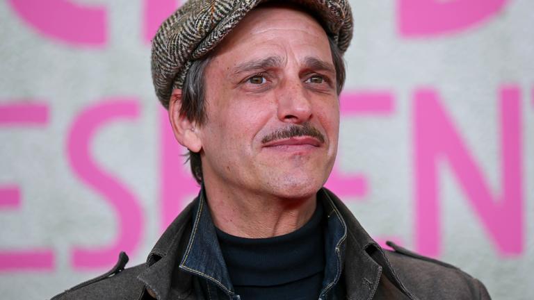 Mit Schauspieler Max von Thun am Set