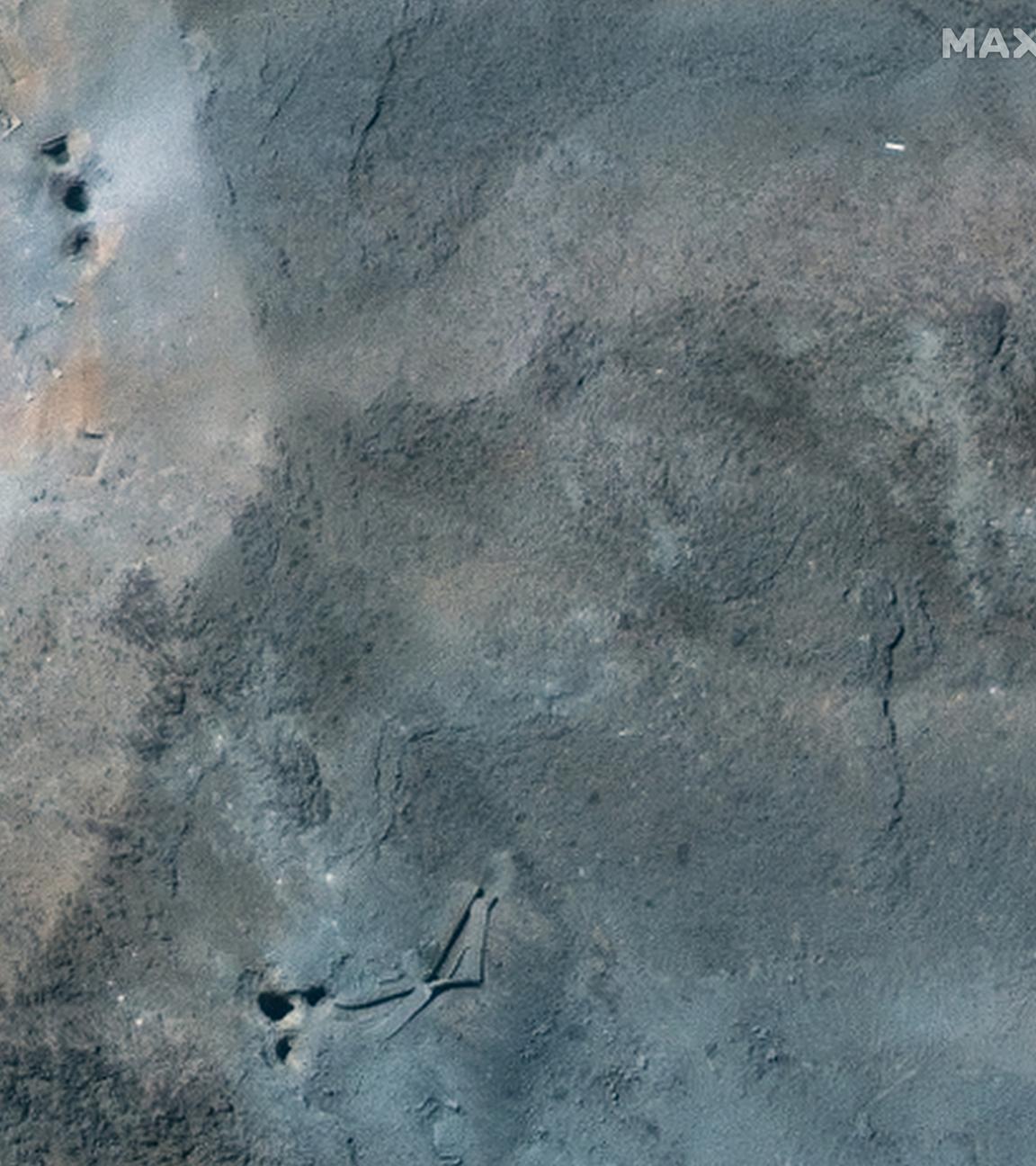 Ein Satellitenfoto von Maxar Technologies zeigt in Nahaufnahme Krater an der unterirdischen Urananreicherungsanlage Fordo nach den US-Luftangriffen auf den Iran.
